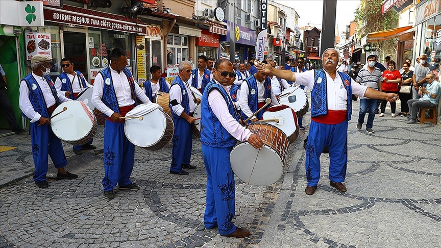 Krkpnar davul ve zurna ekibi geleneksel davet iin yollara dt