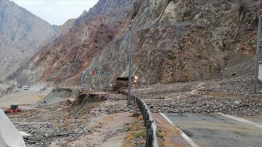 Artvin-Erzurum karayolu heyelan nedeniyle ulama kapand