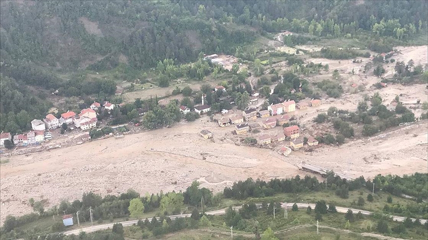 Ayanck ilesinde selden zarar gren blgeler TSK helikopterinden grntlendi