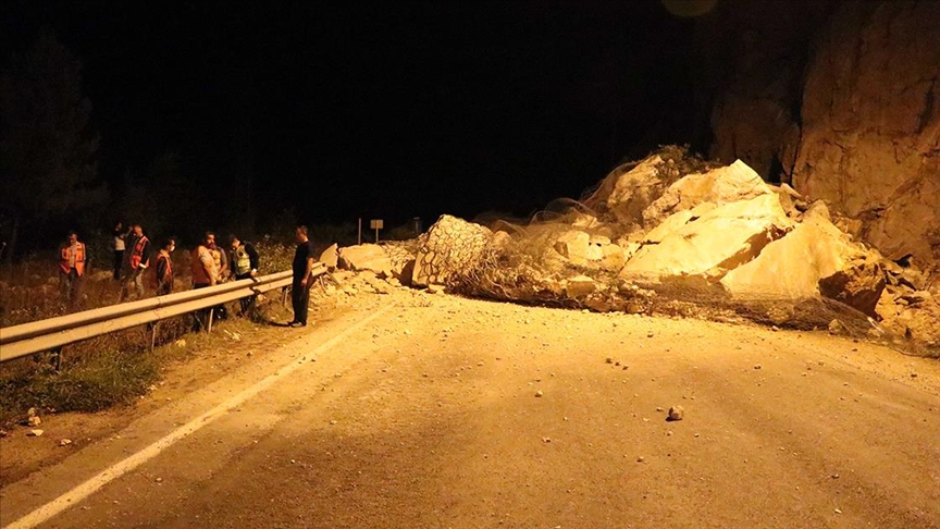 Karabk-Zonguldak kara yolu heyelan nedeniyle trafie kapand