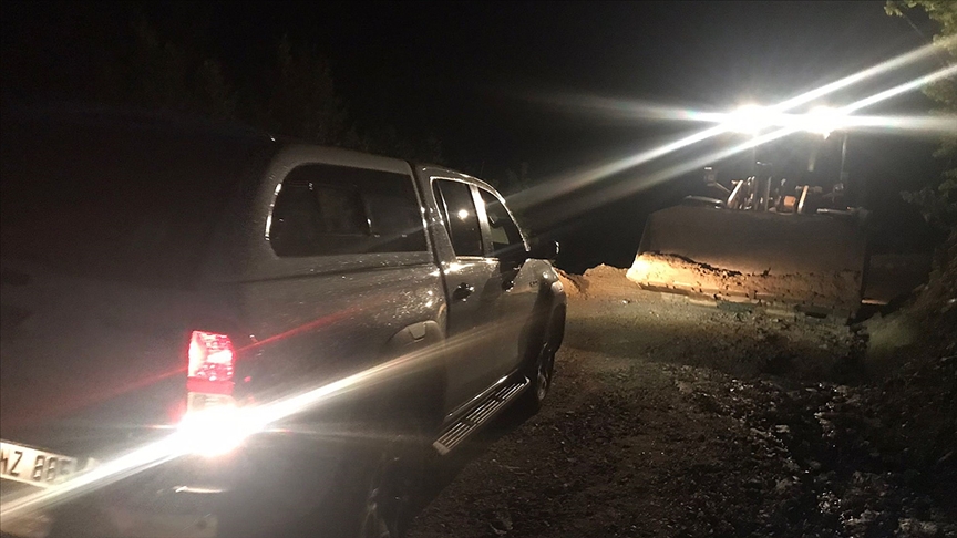 Artvin'de heyelann yolu kapatmas nedeniyle mahsur kalan 21 kii kurtarld