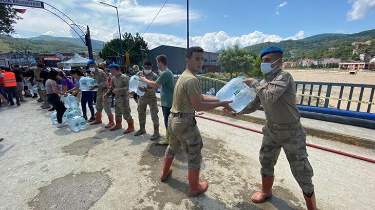 Sel blgesinde 150 metrelik insan zinciri