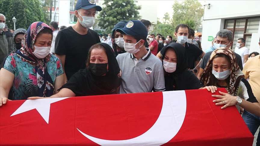 Den yangn sndrme uanda yaamn yitiren 3 Trk personel iin Adana'da tren dzenlendi