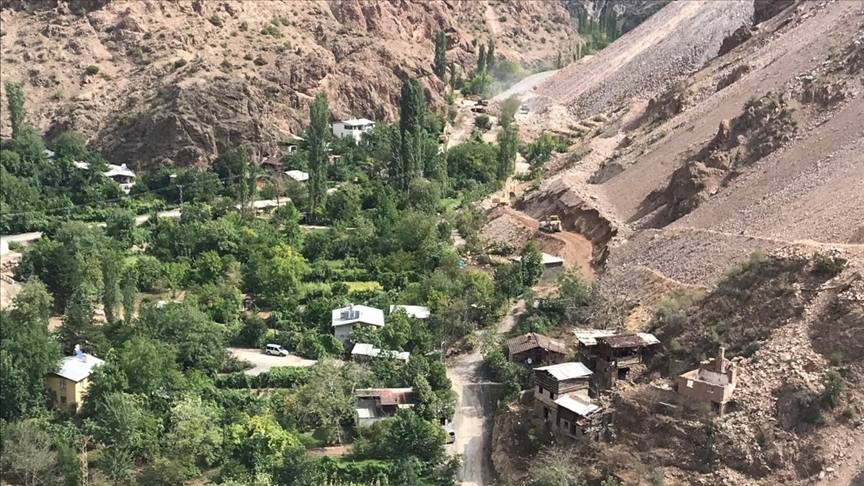 Artvin'de heyelanlar nedeniyle 14 ky yolu ulama kapand