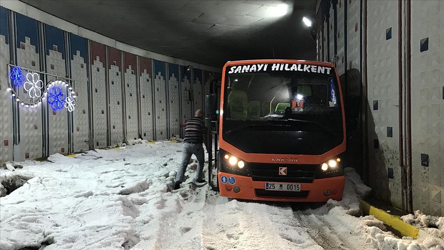 Erzurum dolu yayla beyaza brnd, cadde ve sokaklarda taknlar yaand