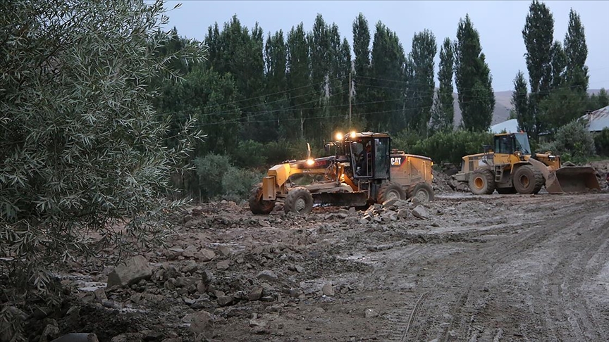 Van'da belediye ekiplerinin sel blgesindeki almalar sryor