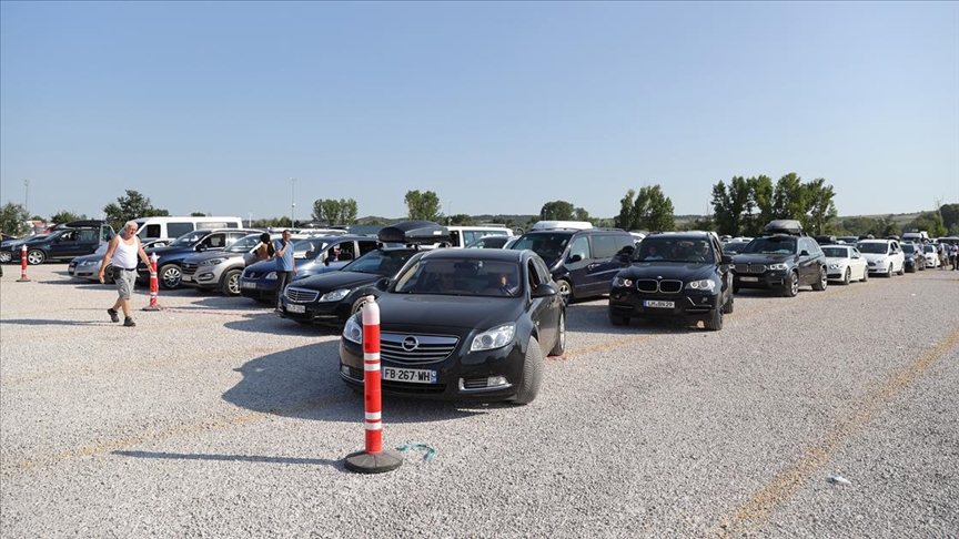 Gurbetiler dn yolunda Kapkule'deki 'park sistemi' ile snr daha rahat geiyor