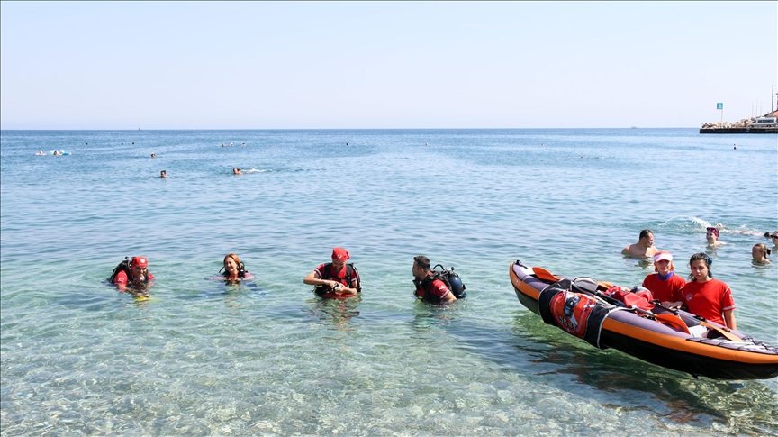 Kemer'de dalglarn deniz dibi temizlii iin girdii noktadan atk kmamas sevindirdi