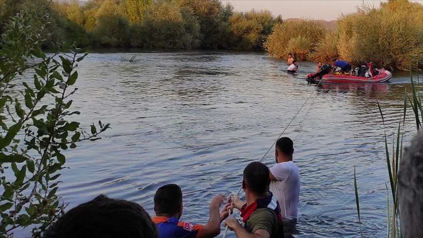 Bingl'de Murat Nehri'nde mahsur kalan 30 kii kurtarld