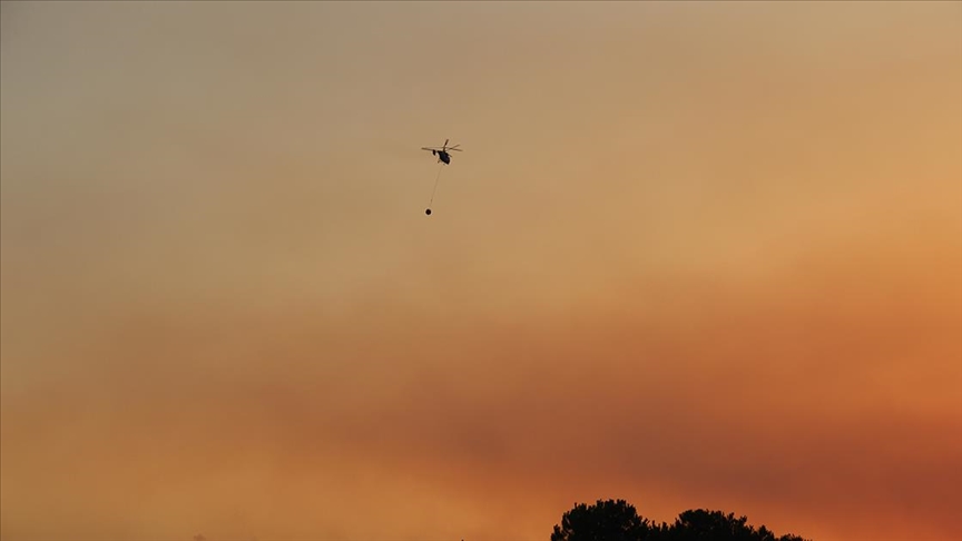 Jandarma, Sikorsky tipi helikoptere su sepeti takarak yangn sndrme faaliyetlerine destek veriyor