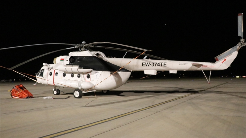 Isparta'daki orman yangnna gece grl helikopterlerle mdahale ediliyor