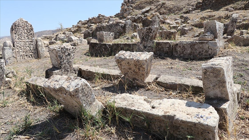 Hasankeyf'teki ters gen sslemeli mezar talarnn ileye zg olduu dnlyor