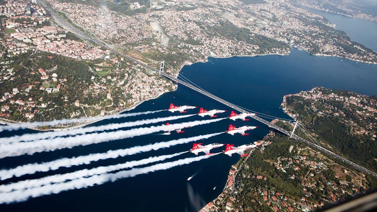 Trkiye ve Azerbaycan uaklar stanbul Boaz'nda selamlama uuu yapt