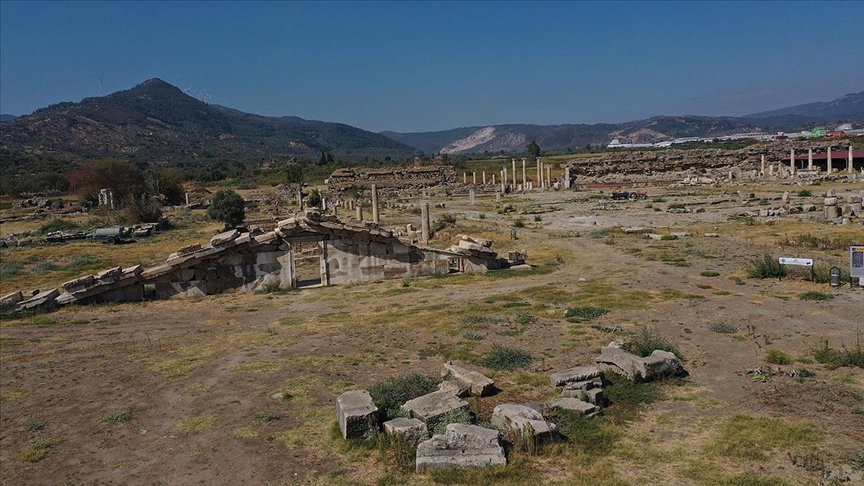 Magnesia'daki kazlarda Zeus Tapna'nn giri kapsna ulald