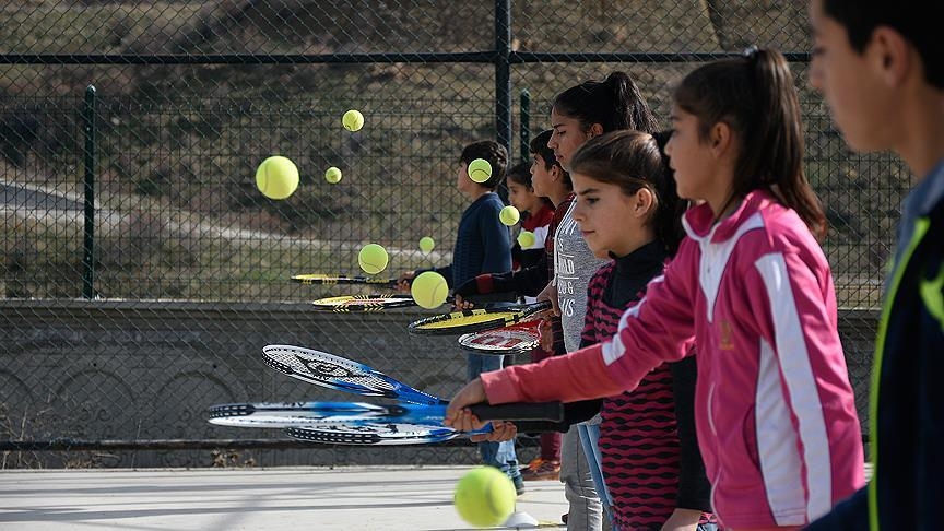 Tenis zengin sporu' algsn deitirip dikkatleri Trkiye'ye ektiler