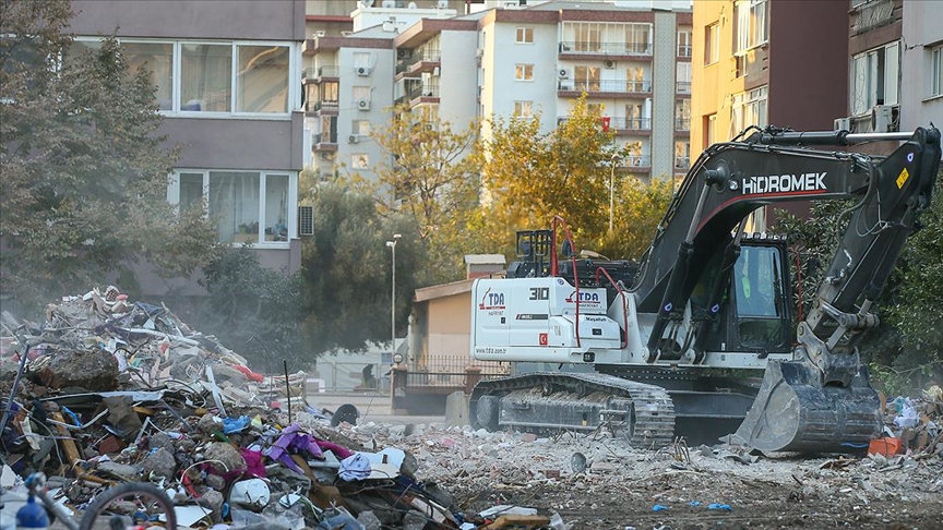 zmir depreminde yklan Rza Bey Apartman'ndaki lm ve yaralanmalara ilikin sanklar hakim karsnda