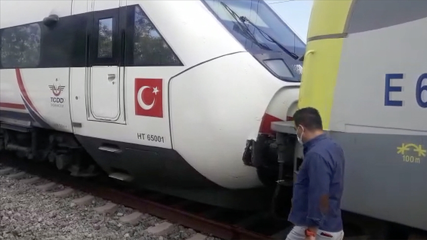 Tuzla'da duramayan tren, istasyonda bekleyen trene arpt