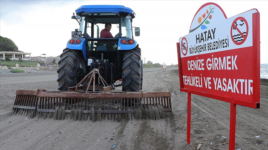 Hatay aklarnda Suriye kaynakl petrol szntsna ilikin temizlik almalar sryor