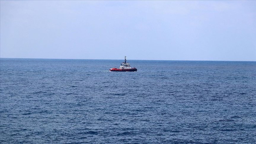 Hatay aklarnda Suriye kaynakl petrol szntsna ilikin temizlik almalar sryor