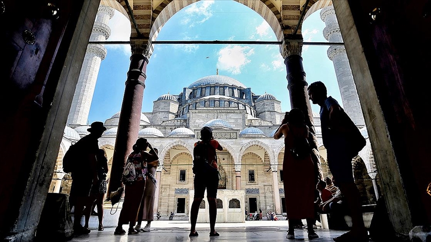 stanbul temmuzda son 10 yln turist rekorunu krd